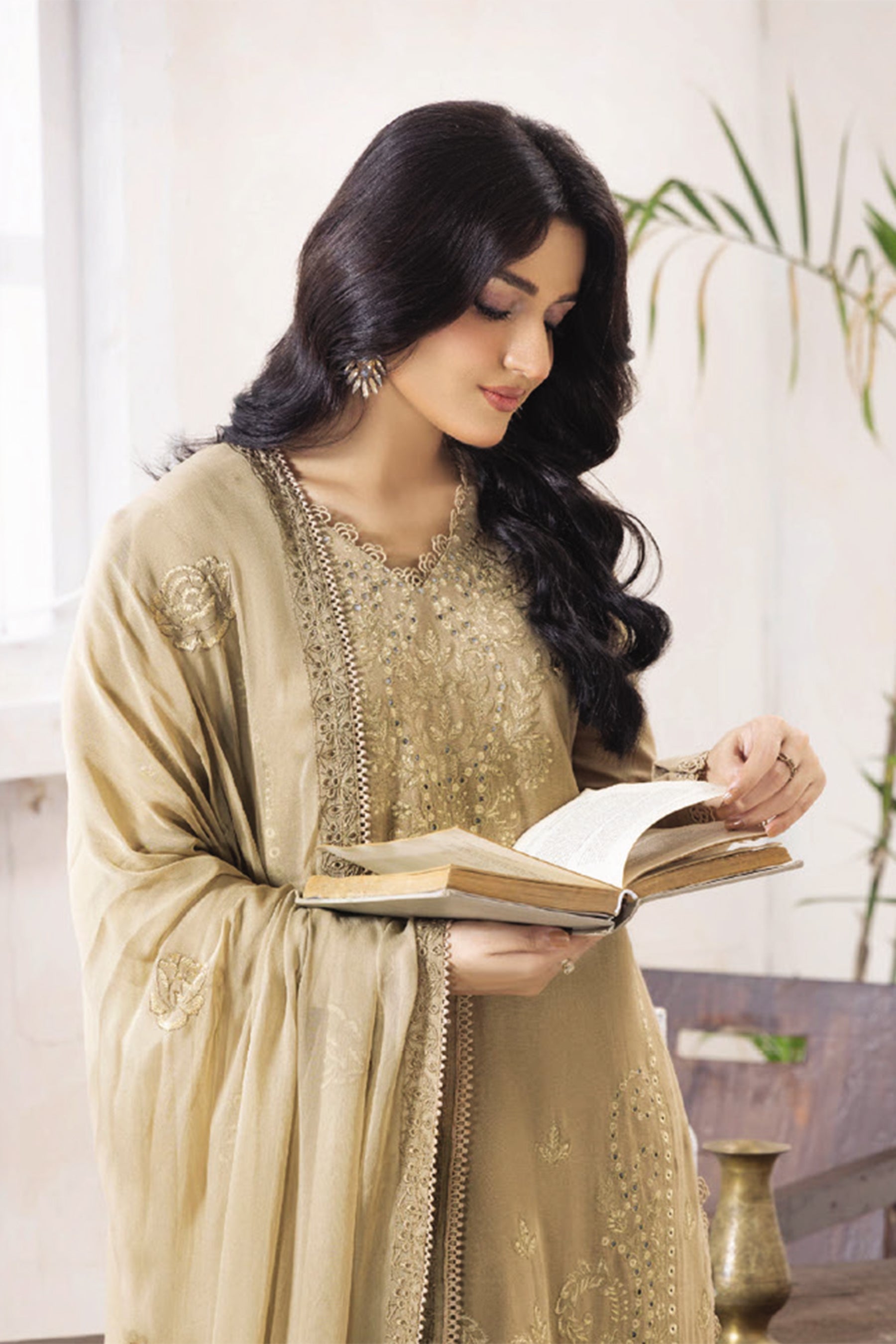 Sanam Saeed Ilana D-02