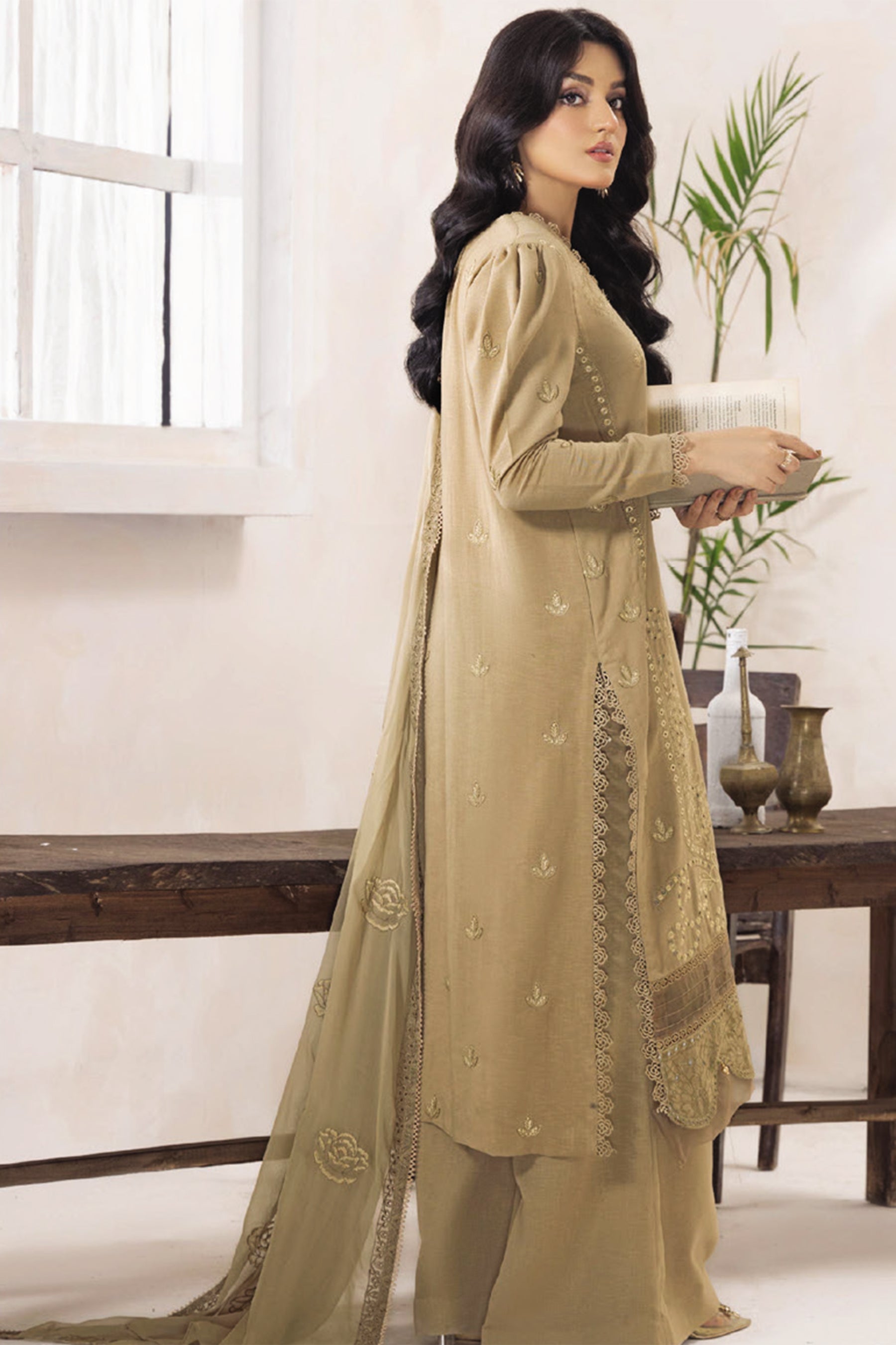 Sanam Saeed Ilana D-02