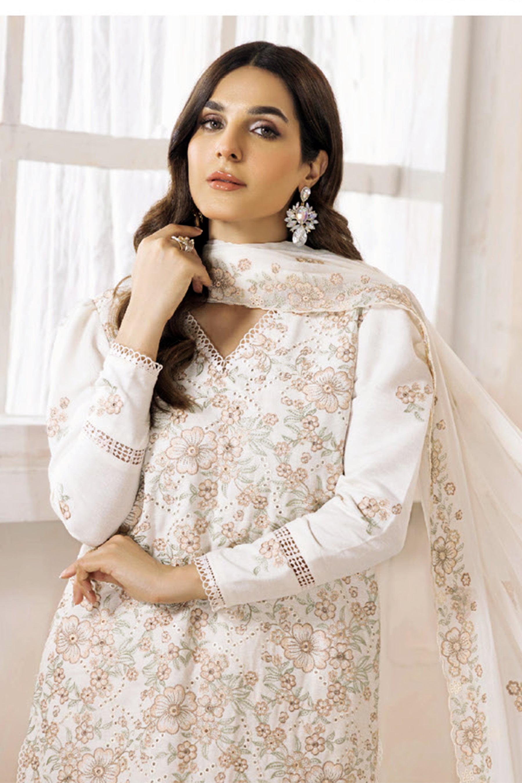 Sanam Saeed Ilana D-01