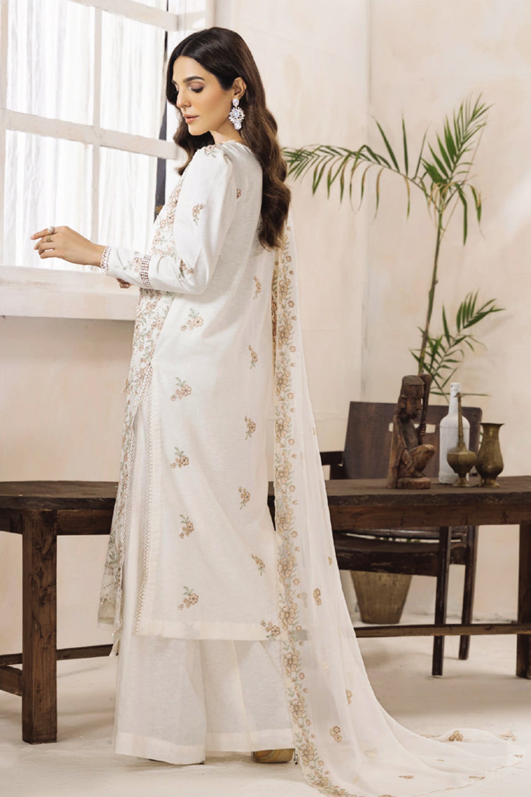 Sanam Saeed Ilana D-01