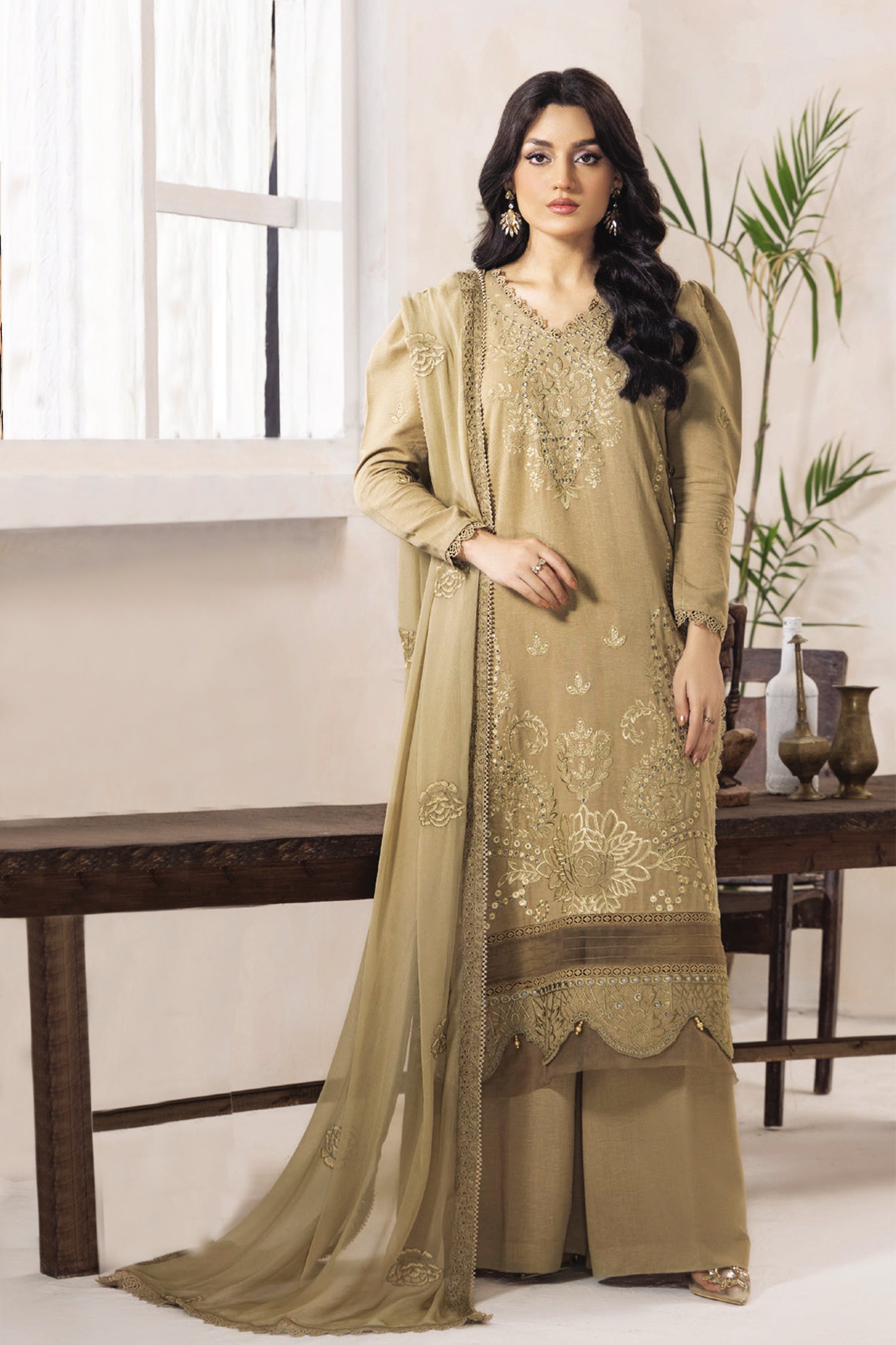 Sanam Saeed Ilana D-02